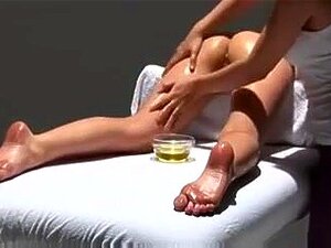 Découvrez le plaisir ultime avec Lola, une masseuse asiatique aux