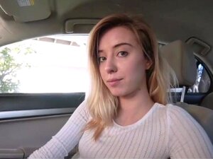 La demi-sœur baise avec son demi-frère dans une voiture