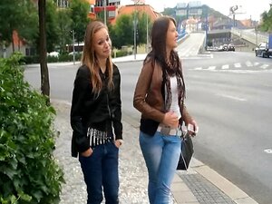 Martina & Vendy n'en peuvent plus et doivent faire pipi dans les