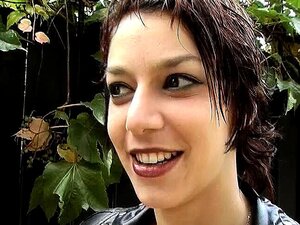 Une mignonne française ramassée pour du sexe anal