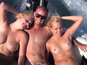 Amateurs nus dansant sur un bateau