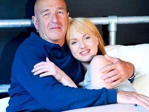 Découvrez ce fantasme érotique d'une fraîche blonde réalisant ses