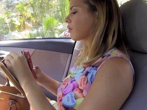 Une mignonne baise pour de l'argent. Une vraie mignonne baise pour de