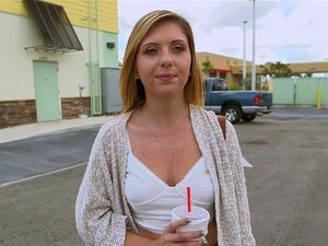 Slam amateur en levrette. Mignon cul amateur baisé avec une grosse