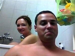 Paire mignonne ayant du sexe de joie avec une caméra Web,