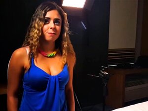 Mary, aux cheveux bouclés, saute sur une grosse bite noire surprise