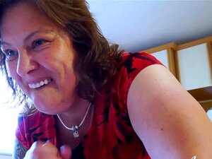 Une mature se fait baiser hardcore par un mignon étalon. Une mature