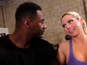 Christie Stevens baise la grosse queue de son entraîneur personnel -