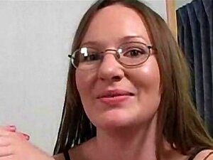 La mignonne et sexy Holly Day suce une grosse bite pour une