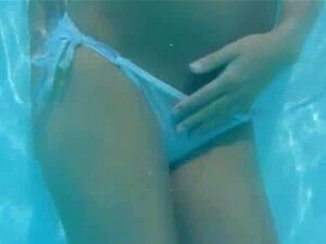 Undine coquin nu dans la piscine