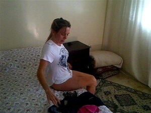 Petite fille se déshabille