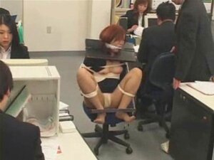 Regardez ces employés de bureau japonais séduisants céder à leurs