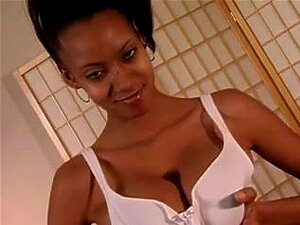 La plantureuse Mya aka Monique FTV se fait baiser - seins incroyables