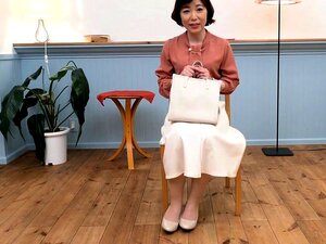 La petite asiatique Nicoline se fait