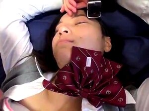 Une écolière japonaise se fait tripoter et baiser fort