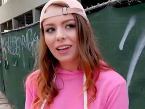 La mignonne brune timide Alex Blake avec une casquette s'est arrêtée