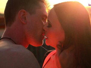 PORN VALENTINE - ROMANCE SUR LE TOIT ET BAISE ROMANTIQUE DURE