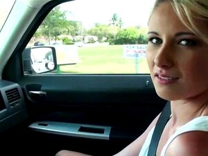 La blonde sexy Danis vit sa première aventure en voiture avec un
