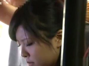 Une mignonne japonaise baise en public