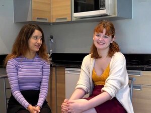 Les lesbiennes jouent avec de l'huile de massage