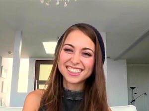 Une chatte touffue devient dure à claquer avec Riley Reid. Riley Reid