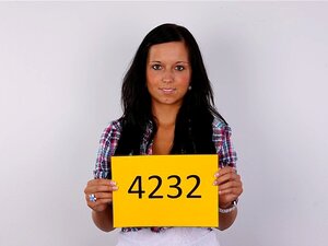 Une débutante brune inexpérimentée ne baiserait pas à tout moment