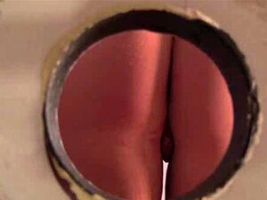 Une blonde canon se masturbe et suce une bite sur un gloryhole