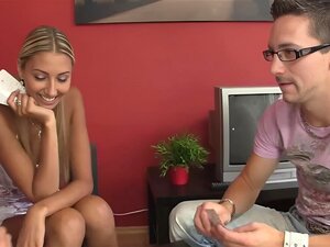 Une blonde maigre avec des nattes a enlevé sa culotte pour baiser un