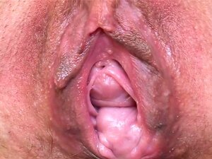 Une nana tchèque particulière étire sa chatte étroite jusqu'à la