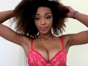 Une jolie nana noire suce et chevauche. Une nana noire assoiffée de