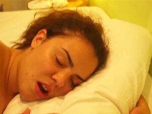 Mia et SON PREMIER CLIMAX ANAL. Cette nana les adore grosses !