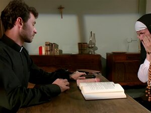  Le prêtre James Deen est venu punir deux demi-sœurs péchées Evi