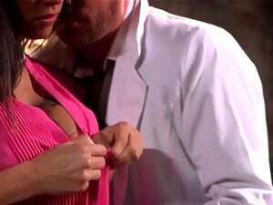 Salope énorme baisée sur son bureau