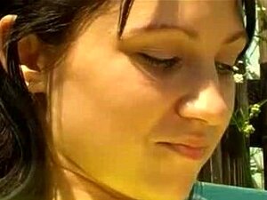 Une fille baise sur un banc au village