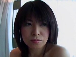 JAV femme infidèle à gros seins vérifie son corps nu sous-titré.