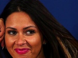 Grosse domina aux gros seins se frotte. Grosse domina à gros seins se