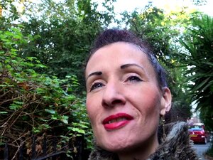 Mamie poilue en bas résille joue et baise