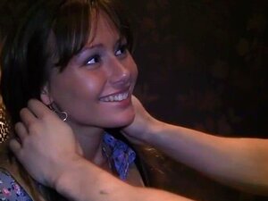 deux mecs ont rencontré et baisé la fille dans la bouche