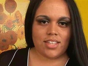 Plongez dans les courbes voluptueuses d'une déesse séductrice qui