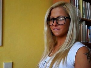 Baise lubrique en levrette. Un mec donne à sa chérie une baise en