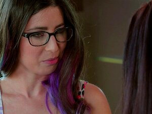 La belle-mère a dominé pour avoir du sexe lesbien avec une fille. La
