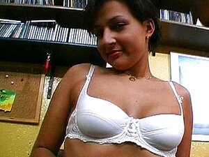 Regardez cette assistante de banque coquine laisser derrière elle son