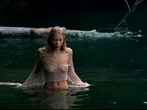 Jaime King,Dominique Swain dans Happy Campers (2001), le scribe de 