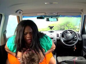 Fake Driving college Grosse beauté noire à gros seins baisée