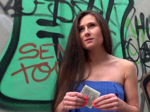 La jolie pute Lara Fox baise en public