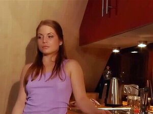 Super serrée petite bonne à tout faire baiser son vieux patron pour