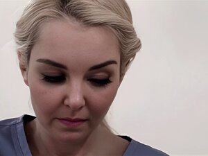 Cutie trompée en massage par un couple tordu