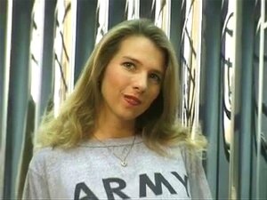 Une blonde sexy avec des lignes de bronzage mignonnes se déshabille,