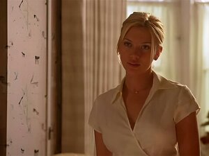 Découvrez le charme envoûtant de Scarlett Johansson lors d'une