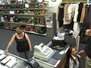 Voyeur se branlant avec un coït de couple amateur